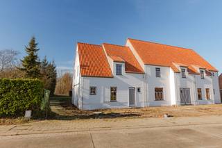 Prachtige nieuwbouwwoning in de Jan Breidelstraat, in het hart van Oostkamp!E-peil: max. E20 – Mobiscore: 8/10Deze landelijke woning maakt deel uit...