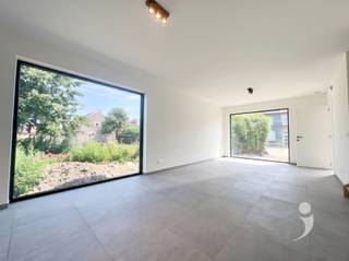 <p><span>Bijzonder energiezuinige nieuwbouwwoning te Wilsele.</span></p><p><span> </span></p><p><span>Deze gloednieuwe woning heeft 4 slaapkamers, een volledig uitgeruste keuken en badkamer. Deze biedt u niet alleen optimaal comfort maar ook een lage energiefactuur.</span></p><p><span>Daar er bijzonder veel rekening wordt gehouden met optimalisatie van het leefmilieu (verwarming, ventilatie, isolatie...) bekomt men een zeer streng E-peil </span></p><p><span>Ook de indeling van de woning is bijzonder praktisch. De gelijkvloerse verdieping is voorzien van een handige inkomhal met gastentoilet, grote leefruimte en open keuken met kookeiland (uitgerust met Miele toestellen). De berging biedt extra opbergruimte.</span></p><p><span> </span></p><p><span>De bovenverdieping is bereikbaar via een mooi afgewerkte eiken trap. Dankzij de 4 slaapkamers is er aan slaap-/hobby-/thuiswerkruimte geen gebrek!</span></p><p><span>Deze verdieping geniet ook van een apart toilet. De badkamer is volledig afgewerkt met een douche, ligbad en dubbele wastafel.</span></p><p><span> </span></p><p><span>Het dak is voorzien van zonnepanelen en de woning is voorzien van een thuis batterij. </span></p><p><span>Verwarming a.d.h.v. een lucht/lucht-warmtepomp. Warm water via een warmtepomp boiler.</span></p><p><span>Vooraan de woning is er parkeerplaats de wagen voorzien en er is een laadpaal aanwezig voor elektrische wagens. </span></p><p><span>Daarnaast is er uiteraard ook nog een waterput aanwezig.</span></p><p><span> </span></p><p><span>De woning is onmiddellijk beschikbaar voor korte duur huurovereenkomsten.</span></p><p><span>De tuin zal later dit jaar aangelegd worden. Deze is voorzien van een fijn terras en een mooi stuk tuin met grasplein dat makkelijk te onderhouden is. Er is reeds een tuinhuis voorzien.</span></p><p><span>Interesse in deze nieuwbouw woning? vraag uw bezoek aan via onze website!</span></p><p><span> </span></p>