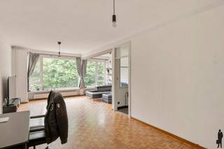 <h3>Ruim en lichtrijk appartement met groen uitzicht op toplocatie</h3>
<p>Op de derde verdieping van een verzorgd gebouw in de <span><span>Coremansstraat</span></span> bevindt zich dit aangename appartement van maar liefst 105 m². Dankzij de ligging geniet u hier dagelijks van een mooi, open uitzicht over een groen parkje, zonder inkijk — een zeldzame combinatie van privacy en stedelijk comfort.</p>
<p>Het appartement beschikt over een ruime leefruimte met veel natuurlijke lichtinval, een praktische keuken, twee volwaardige slaapkamers en een verzorgde badkamer. De royale oppervlakte zorgt voor een aangenaam woongevoel met tal van mogelijkheden voor gezinnen, koppels of wie graag ruim woont.</p>
<p>Ook op technisch vlak scoort dit appartement uitstekend:</p>
<ul>
<li>EPC: 126 kWh/m²</li>
<li>Elektrische installatie conform</li>
<li>Asbestveilig</li>
</ul>
<p>Bovendien profiteert u van lage vaste kosten, wat dit appartement extra interessant maakt als duurzame woon- of investeringsopportuniteit.</p>
<p>De ligging is een absolute troef. In de directe omgeving vindt u winkels, scholen, openbaar vervoer en gezellige horeca. Dankzij de vlotte verbindingen bereikt u zowel het stadscentrum als belangrijke invalswegen in een mum van tijd. Tegelijk woont u hier in een rustige, groene buurt waar het aangenaam thuiskomen is.</p>
<p>Een ruim appartement met veel licht, privacy, groen uitzicht én uitstekende bereikbaarheid op een gegeerde locatie.</p>