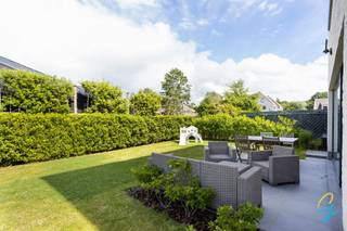 Bent u op zoek naar een jonge, energiezuinige woning waar comfort, ruimte en een uitstekende ligging samenkomen? Dan is deze recente woning uit 2021 absoluut een bezoek waard.<br />Bij het binnenkomen wordt u verwelkomd in een ruime en lichtrijke leefruimte die naadloos aansluit op de moderne open keuken. Dankzij de grote raampartijen geniet u hier de hele dag van een aangename lichtinval en een mooi zicht op de tuin. Een indeling die perfect aansluit bij het hedendaagse gezinsleven.<br />Op de verdieping bevinden zich drie volwaardige slaapkamers en een stijlvolle badkamer. Daarnaast beschikt de woning over een ruime zolder die ideaal dienstdoet als extra opbergruimte.<br />Buiten vindt u een gezellige, onderhoudsvriendelijke tuin waar het heerlijk vertoeven is. De aanwezige carport met berging zorgt bovendien voor een praktische parkeeroplossing vlak bij de woning.<br />Een van de grootste troeven is zonder twijfel de ligging: uiterst rustig en kindvriendelijk, terwijl winkels, scholen en belangrijke invalswegen zich op korte afstand bevinden. Dankzij de vlotte verbinding met de autosnelweg geniet u van een uitstekende bereikbaarheid zonder in te boeten aan rust en wooncomfort.<br />Graag een bezoek er zijn twee kijkdagen woensdag 24/06 en zaterdag 27/06. Mail naar els@cornelis-goeman.be tot binnenkort!
