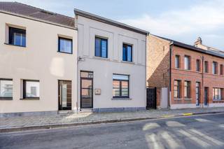 Bent u op zoek naar een duurzame en stijlvolle woning in het hart van de gemeente? Dit prachtig gerenoveerd huis in Kruibeke combineert...