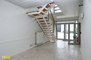 <p><span>Ontdek deze veelzijdige eigendom in Zandhoven, ideaal voor commerciële doeleinden of als ruime werkruimte. Met een gebruiksoppervlakte van 388 m² biedt dit pand voldoende ruimte voor diverse toepassingen. Ondanks de compacte grondoppervlakte van 197 m², benut het ontwerp elke vierkante meter optimaal zonder verlies van functionaliteit.</span></p><p><span> </span></p><p><span>De strakke, moderne uitstraling van de voorgevel is uitnodigend en biedt een professionele indruk. Binnen verwelkomen een heldere en luchtige hal bezoekers, compleet met een stijlvolle trap en tegelvloeren die zowel duurzaamheid als esthetiek bieden.</span></p><p><span> </span></p><p><span>De talrijke kantoorruimtes zijn voorzien van grote ramen die volop natuurlijk licht binnenlaten, wat enerzijds bijdraagt aan een aangename werkomgeving en anderzijds de energiekosten kan helpen verlagen. De eigendom beschikt ook over een functionele kitchenette, ideaal voor een snelle lunchpauze of koffiebreak.</span></p><p><span> </span></p><p><span>Flexibele indelingen en gepaste infrastructuur maken deze ruimte ideaal voor bedrijven die behoefte hebben aan een creatieve opzet en aanpasbare kantooromgevingen. Dankzij de aanwezige opslagruimtes kunnen opbergproblemen eenvoudig worden opgelost.</span></p><p><span> </span></p><p><span>Bovendien is het pand voorzien van glasvezel voor een optimale verbinding.</span></p><p><span> </span></p><p><span>Gelegen in een goed bereikbare regio, sluit deze eigendom naadloos aan bij de behoeften van ondernemers die op zoek zijn naar een centraal knooppunt voor hun bedrijfsactiviteiten. Mis deze kans niet om uw onderneming in een inspirerende en praktische ruimte te vestigen.</span></p><p><span> </span></p><p><span>Pand kan ten vroegste beschreven worden op 1 oktober, wel kan het pand al vroeger betreden/benut worden.</span></p>