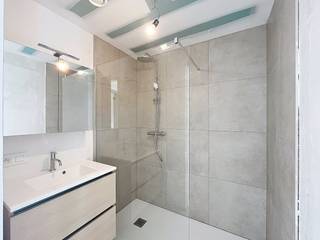 Project Kolenkaai staat voor ruim wonen in alle comfort en stijl. De kwalitatieve en hedendaagse afwerking met oog voor detail zie je én voel je elke dag. Voor Kolenkaai werd een Energy Service Company (ESCO) opgericht. Daarmee passen we innovatieve en duurzame hernieuwbare-energietechnieken toe. Zo worden de gebouwen verwarmd en passief gekoeld met warmtepompen die hun energie onder andere uit een BEO-veld halen.  <br /><br />Het appartement bevindt zich op de tweede verdieping en geniet van een aangename lichtinval. De leefruimte met een tegelvloer sluit aan op de open keuken met kookeiland, die is uitgerust met een keramische kookplaat, combi-oven, koelkast met diepvriesvak en vaatwasser. Vanuit de leefruimte heeft u toegang tot het terras, waar u in alle rust kunt genieten van de binnentuin. Bovendien worden schilderwerken door de eigenaar voorzien en wordt het appartement dus instap-klaar afgeleverd voor de toekomstige huurder!<br /><br />Verder beschikt het appartement over een slaapkamer, een praktische berging met aansluiting voor een wasmachine, een extra berging die kan gebruikt worden als bureau of dressing, een badkamer met douche en een afzonderlijk gastentoilet.<br /><br />Indeling:<br />- Inkomhal<br />- Lichtrijke Woonkamer<br />- Open keuken met eiland<br />- 1 Slaapkamer<br />- Badkamer met inloopdouche<br />- Apart toilet<br />- Extra afgesloten ruimte voor dressing of bureau<br />- Ruim terras (13 m²)<br />- Ruime ondergrondse staanplaats met aansluiting laadpaal<br />- Private kelderberging in de ondergrondse garage<br />- Gemeenschappelijke afgesloten fietsberging<br /><br />Algemeen:<br />- Huurprijs: € 1.070,00 <br />- Provisie: € 100,00 (verbruik: warm water + verwarming) + € 75,00 gemeenschappelijke delen<br />- Appartement wordt volledig geschilderd door de eigenaar, lichtarmaturen  en gordijnrails worden voorzien door de eigenaar.<br />- Onmiddellijk beschikbaar<br /><br />De snelste manier om een bezoek te brengen aan dit pand? Vraag je bezoek aan via de roze knop op onze website (www.dewaele.com) en je wordt gecontacteerd door onze verhuurexpert Steffi.<br /><br />Telefonisch kunnen er geen afspraken gemaakt worden. Bij andere vragen kun je ons telefonisch contacteren via 050 444 999.<br /><br />Deze AI-visualisaties zijn bedoeld als inspiratie. Er werd geen rekening gehouden met technische specificaties, stedenbouwkundige voorschriften of de concrete mogelijkheden tot realisatie.