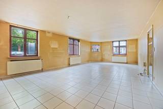 Op een topligging, op wandelafstand van het bruisende stadscentrum en alle dagelijkse voorzieningen, vindt u dit verzorgd gelijkvloers appartement, dat in 1992 werd gerenoveerd. Dankzij de ligging in een kleinschalige residentie geniet u van lage gemeenschappelijke kosten. Een uiterst interessante opportuniteit, zowel voor eigen bewoning als voor investeerders. Het is namelijk mogelijk om het volledige gebouw, bestaande uit drie appartementen, aan te kopen. <br /><br />De indeling is praktisch en aangenaam: via de inkomhal met handige vestiairehoek en afzonderlijk gastentoilet bereikt u de keuken met aansluitend de leefruimte. Verder beschikt het appartement over twee volwaardige slaapkamers, een badkamer en een gezellige koer waar u in alle rust kan genieten.<br /><br />Als extra troef is er nog een ruime kelderberging aanwezig, ideaal voor het wegbergen van fietsen of seizoensgebonden spullen.<br /><br />Dit appartement combineert een centrale ligging met comfort en een slimme indeling – een absolute aanrader voor wie zoekt naar een zorgeloze woonst of een solide investering.