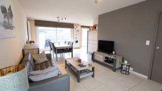 In deze halfopen woning geniet je van een moderne afwerking, veel lichtinval en een aangenaam gevoel van ruimte.<br />De inkomhal met gastentoilet leidt naar de lichtrijke woonkamer met open keuken, dat een mooi zicht biedt op de tuin.<br />De moderne keuken is volledig uitgerust en voorzien van volgende toestellen: een spoeltafel, vaatwasser, kookvuur op gas, dampkap, ingebouwde oven en koelkast.<br />Aansluitend bevindt zich de ruime garage met manuele poort en een praktische wasplaats.<br />Op de eerste verdieping vinden we drie volwaardige slaapkamers, een apart toilet en een moderne badkamer met ligbad, inloopdouche en dubbel badkamermeubel.<br /><br />De woning wordt verwarmd via centrale verwarming op aardgas en beschikt over een regenwaterput van 10.000 liter.<br />Verlichting en gordijnen blijven aanwezig, wat zorgt voor een instapklare woning.<br />Beschikbaar vanaf 1 januari 2025.<br /><br />Benieuwd naar deze woning?<br />Ga naar de website www.dicasa.be, klik op het pand dat je wenst te huren en vul via de knop "Ik ben kandidaat" een kort profiel in. Daarna nemen we contact met je op voor een bezoek. Telefonisch kunnen er geen afspraken gemaakt worden.