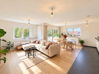 <p>In Residentie de Berenpoort vind je dit mooie en nieuwe appartement op minder dan een minuut van de oprit van de E40, de winkels en het openbaar vervoer. Voor wie wil wonen in een mooi en eigentijds project op een centrale ligging is dit een uitgelezen kans. En "mooi" is daarbij een goed gekozen woord want dit nieuw en stijlvol woonproject combineert tal van opvallende kwaliteiten die absoluut de moeite waard zijn om te bekijken. De Berenpoort staat garant voor wonen met uitstraling op een centraal gelegen en interessante plek. Lichtrijk en zonnig appartement met ruime living, 2 slaapkamers en terras. Zonneoriëntatie en zicht op groen. De autostaanplaats en kelder zijn inbegrepen in de prijs.<br /><br /><span>1ste verdieping (103m2):</span><br />Inkomhal - living (40m2) met laminaatparket - open ingerichte keuken met spoelbak, keramische kookplaat, oven, microgolfoven, dampkap, frigo, vaatwas en kasten - aansluitende berging - nachthal met toilet - badkamer met inloopdouche, meubel met dubbele lavabo en spiegelkast - 2 slaapkamers (12m2, 10m2) - zongericht terras<br /><br />Inclusief autostaanplaats (nr. 44) - kelderberging (nr. 3)<br /><br /><span>Algemeen:</span><br />- vrij op: 1/01/2027<br />- eigen zonnepanelen<br />- provisie gemeenschappelijke kosten: €65/m<br />- e-peil: E50<br />- volledig geschilderd<br />- op wandelafstand van winkels, openbaar vervoer, station<br />- nabij op/afrit E40</p>