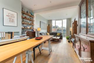 Bent u op zoek naar een eigendom waar wonen, werken en investeren perfect samenkomen of bent u op zoek naar een ruime kangoeroewoning?Dit...