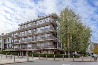 Mooi en ruim vernieuwd appartement met 2 slaapkamers en 2 terrassen te Ganshoren in een wijk waar het zeer aangenaam wonen is. In nabijheid van...