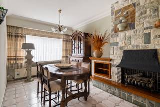 <div>
<div>
<div>
<h3><span>Te renoveren woning met verrassend veel potentieel</span></h3>
<p><span>Deze woning is de ideale opportuniteit voor wie op zoek is naar een pand dat volledig naar eigen smaak kan worden gerenoveerd. De woning dient teruggebracht te worden naar de hedendaagse normen, maar beschikt over </span><strong><span>mooie ruimtes, een leuke stadstuin én heel wat mogelijkheden</span></strong><span>.</span></p>
<p><span>Op het gelijkvloers komen we binnen via de inkomhal, die toegang geeft tot de leefruimte met open keuken. Aansluitend bevindt zich een veranda met verbinding naar de stadstuin.</span></p>
<p><span>Op de eerste verdieping zijn er momenteel </span><strong><span>twee volwaardige slaapkamers en een badkamer</span></strong><span>.</span></p>
<p><span>Een absolute troef is de ruime zolderverdieping. Dankzij de beschikbare hoogte en ruimte zijn er mogelijkheden om hier een </span><strong><span>volwaardige derde slaapkamer</span></strong><span> te creëren.</span></p>
<p><span>Ook de ligging is een pluspunt: </span><strong><span>op korte afstand van het centrum en met een vlotte verbinding naar de belangrijkste invalswegen</span></strong><span>. Zo combineert u een centrale ligging met een goede bereikbaarheid.</span></p>
<p><span>Kortom: een te renoveren woning met een goede indeling, leuke buitenruimte met berging, gunstige ligging en vooral </span><strong><span>heel wat potentieel om er een fijne thuis van te maken</span></strong><span>.</span></p>
</div>
</div>
</div>