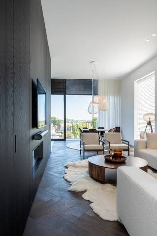 Deze prachtige penthouse is gelegen op toplocatie in residentie 8700, een nieuwbouwproject opgeleverd in 2021.<br />Het appartement heeft een bewoonbare oppervlakte van 164 m2 en ruim 85 m2 terras met prachtige vergezichten.<br /><br />Via de lift kom je rechtstreeks in de inkomhal van het appartement. Verder omvat deze een gastentoilet, leefkeuken met eiland, eetplaats en woonkamer. Via de nachthal bereik je de master slaapkamer die beschikt over een badkamer en suite en een dressing, Slaapkamer 2 en 3, apart toilet en tweede badkamer met wastafel en inloopdouche. Unieke terrassen met prachtige vergezichten. <br /><br />Troeven: <br />Ruimte en lichtinval door hoge plafonds <br />Panoramisch zicht en prachtige terrassen<br />Hoogwaardige afwerking met maatwerk, instapklaar<br />Openhaard op gas<br />Aankoop onder registratiebelasting, geen BTW (!)<br />EPC A <br />Mogelijkheid tot aankoop van ondergrondse parkeerplaatsen en bergingen<br />Mogelijkheid tot bemeubelde aankoop<br />Beschikbaar bij akte<br /> <br />Kortom: uniek appartement! Benieuwd?<br />Bezoek op afspraak via het nummer 0492 10 55 16 of via simon@karolienlafaut.be.