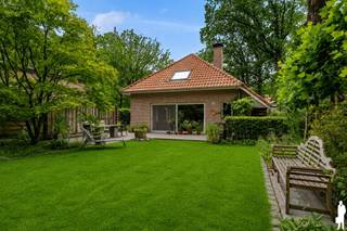 <p><strong>Ruime gezinswoning met 4 slaapkamers, 2 badkamers en zonnige tuin op toplocatie in Heide</strong></p>
<p>Deze verzorgde gezinswoning is gelegen in een rustige, residentiële wijk op een toplocatie in het centrum van Heide. Dankzij de <strong>slaapkamer en badkamer op het gelijkvloers</strong> is deze woning niet alleen ideaal voor gezinnen, maar ook perfect geschikt voor wie comfortabel <strong>gelijkvloers wil wonen</strong>. Met vier slaapkamers, twee badkamers, een ruime leefruimte met inbouwhaard, een volledig aangelegde tuin en een inpandige garage combineert deze woning ruimte, comfort en flexibiliteit. Bovendien werd de woning doorheen de jaren uitstekend onderhouden en voorzien van diverse energetische verbeteringen.</p>
<p><strong>Gelijkvloerse verdieping<br /></strong>- <strong>Inkomhal</strong> met arduinen trap en apart gastentoilet met handenwasser<br />- <strong>Ruime leefruimte</strong> met inbouwhaard op hout en veel natuurlijke lichtinval<br />- <strong>Open keuken</strong> met oven, kookplaat, dampkap en koelkast alle van Bosch en aansluitende eetruimte<br />-<strong> Praktische berging</strong> met aansluiting voor wasmachine en droogkast en rechtstreekse toegang naar buiten<br />- <strong>Eerste slaapkamer</strong>, ideaal als bureau, hobbyruimte of gelijkvloers slapen<br />- <strong>Badkamer</strong> voorzien van ligbad, douche en lavabo<br />- <strong>Inpandige garage</strong> met extra bergruimte</p>
<p><strong>Eerste verdieping<br /></strong>- <strong>Nachthal<br /></strong>- <strong>Drie volwaardige slaapkamers<br /></strong>- <strong>Tweede badkamer<br /></strong>- <strong>Extra berging</strong>, ideaal als stockageruimte</p>
<p><strong>Tuin en buitenruimte<br /></strong>- <strong>Volledig aangelegde en omheinde tuin<br /></strong>- <strong>Ruim terras<br /></strong>- <strong>Tuinberging<br /></strong>- <strong>Overdekte houtopslag</strong> met plaats voor fietsen<br />- <strong>Zijpoortje</strong> met toegang tot de tuin<br />-<strong> Buitenkraan</strong> en <strong>buitenstopcontact<br /></strong>- <strong>Oprit</strong> met parkeermogelijkheid</p>
<p><strong>Bijzonderheden<br /></strong>- <strong>Rustige, residentiële ligging</strong> in een gegeerde woonwijk<br />-<strong> Op wandelafstand van het centrum van Heide<br /></strong>- <strong>Vier volwaardige slaapkamers<br /></strong>- <strong>Twee badkamers</strong>, waarvan één op het gelijkvloers<br />- <strong>Volledig aangelegde en omheinde tuin<br /></strong>- <strong>Inpandige garage</strong> en praktische tuinberging<br />- <strong>Inbouwhaard</strong> voor extra sfeer<br />- <strong>Zonnepanelen<br /></strong>- <strong>Recent vernieuwde verwarmingsketel<br /></strong>-<strong> Deels vernieuwd en geïsoleerd dak + 4 nieuwe veluxen<br /></strong>- <strong>PVC-ramen</strong> met dubbele beglazing en draai-kiepsysteem<br />- <strong>Keramische tegelvloer</strong> doorheen de woning</p>
<p><strong>Ligging<br /></strong>Gelegen in een <strong>rustige en residentiële woonwijk</strong> op een gegeerde locatie in het centrum van Heide. Winkels, scholen, horeca, openbaar vervoer en het station bevinden zich op wandel- en fietsafstand. Dankzij de vlotte verbinding met de belangrijkste invalswegen en de nabijheid van de Nederlandse grens geniet deze woning van een uitstekende bereikbaarheid.</p>
<p><strong>Een ruime en uitstekend onderhouden gezinswoning met vier slaapkamers, twee badkamers en een volledig aangelegde tuin op een van de meest gegeerde locaties van Heide. De ideale thuis voor wie ruimte, comfort en een topligging wil combineren.</strong></p>
<p></p>