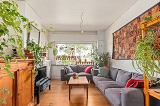 <h3>Bent u op zoek naar <u><strong>een instapklare woning met karakter,</strong></u> ruimte en een gezellige uitstraling? Dan is deze charmante halfopen bebouwing in het rustige en groene Lembeke zeker een bezoek waard.</h3>

<p>Deze gezellige woning combineert hedendaags comfort met een warme, huiselijke sfeer. U beschikt over <strong>3 ruime slaapkamers</strong>, met de mogelijkheid om eenvoudig een <strong>4de slaapkamer</strong> te creëren, ideaal voor grotere gezinnen, een thuisbureau of hobbyruimte.</p>

<p>De lichtrijke leefruimtes stralen gezelligheid uit en vormen het perfecte decor voor aangename momenten met familie en vrienden. Dankzij de renovaties geniet u van een woning die meteen bewoonbaar is, zonder grote werken.</p>

<p>Buiten wacht een aangename <strong>tuin</strong>, een <strong>garage </strong>en <strong>staanplaatsen.</strong></p>

<p><strong>Troeven van deze woning:</strong></p>

<ul><li>Halfopen bebouwing op een aantrekkelijke ligging</li><li>Gerenoveerd en instapklaar</li><li>3 slaapkamers (mogelijkheid tot 4 slaapkamers)</li><li>Gezellige en lichtrijke leefruimtes</li><li>Charmante uitstraling met veel karakter</li><li>Aangename tuin</li><li>Garage aanwezig</li></ul>

<p>Een warme thuis waar charme, comfort en ruimte hand in hand gaan. Ontdek zelf de unieke sfeer van deze woonst. Maak vandaag nog een afspraak voor een bezoek.</p>
<br />