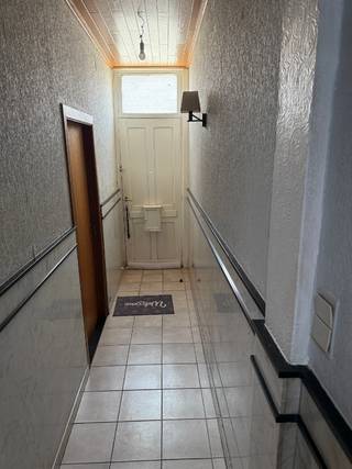 Gezellige rijwoning met 3 slaapkamers en grote tuin. Ontdek deze ruime rijwoning met een verrassend diepe tuin en functionele indeling, ideaalvoor...