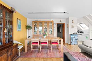 <p>Op een unieke ligging aan het Fosterpark ontdekt u dit <strong>ruime en kwalitatief afgewerkte duplexappartement (4e en 5e verdieping) van 133 m²</strong>, waar <strong>zicht op groen, water en de Brugse binnenstad</strong> centraal staat.</p><p>De indeling is doordacht en meteen overtuigend: een ruime inkomhal met gastentoilet leidt naar de <strong>lichtrijke leefruimte met pelletkachel</strong>, die naadloos aansluit op het <strong>groot zonneterras</strong>. Aansluitend vindt u een ingerichte keuken en praktische berging/wasplaats. Op dit niveau bevindt zich eveneens een <strong>volwaardige slaapkamer en badkamer</strong>. De duplexverdieping biedt <strong>twee extra slaapkamers, een bureau en een tweede badkamer</strong> – ideaal voor wie ruimte, flexibiliteit en comfort wil combineren.</p><p>Dit appartement is bovendien <strong>elektrisch conform</strong> en beschikt over een <strong>gunstig EPC-label C (241 kWh/m²)</strong>, wat zorgt voor een solide basis zonder verrassingen.</p><p>De mogelijkheid tot aankoop van een garage versterkt het comfort op deze centrale ligging.</p><p>Dit is een eigendom die u niet enkel bekijkt, maar <strong>ervaart</strong>. Ruimte, licht en uitzicht komen hier samen in een woonbeleving die zelden op de markt komt.</p><p>Interesse?</p>