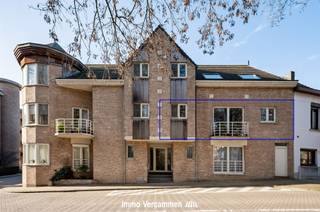 <p><span>BEL APPARTEMENT SPACIEUX À LIER AVEC UN AGENCEMENT OPTIMAL ET DES ÉQUIPEMENTS CONTEMPORAINS</span></p><p><span> </span></p><p><span>Idéalement situé dans le charmant quartier de Lier, cet agréable appartement de 102 m² offre une combinaison parfaite de confort et de fonctionnalité. Avec deux chambres et une salle de bains, cette propriété a tout ce dont vous avez besoin pour un confort de vie agréable.</span></p><p><span> </span></p><p><span>L'appartement se distingue par son espace de vie particulièrement ouvert et lumineux. Le salon spacieux est doté de grandes fenêtres qui apportent beaucoup de lumière naturelle et créent une agréable sensation de clarté. Cet espace est idéal pour la famille et offre suffisamment de place pour un aménagement confortable. La cuisine moderne est pratiquement équipée avec un grand espace de travail et de stockage et est équipée de tous les appareils nécessaires.</span></p><p><span> </span></p><p><span>Les deux chambres à coucher offrent toutes deux suffisamment d'espace pour les meubles de chambre et d'autres aménagements. La première chambre a des dimensions agréables, tandis que la deuxième chambre est également très utile. Les deux pièces bénéficient d'une bonne lumière naturelle grâce aux grandes fenêtres.</span></p><p><span> </span></p><p><span>L'appartement dispose d'une salle de bains entièrement équipée avec des appareils sanitaires modernes, un lavabo et une douche, ce qui assure un confort quotidien. L'agencement est très bien pensé et assure une utilisation optimale de l'espace disponible.</span></p><p><span> </span></p><p><span>Un grand avantage est le balcon avec de belles vues sur les environs verdoyants de Lier, qui donne une dimension supplémentaire au plaisir de vivre. C'est un endroit idéal pour se détendre et profiter de l'air frais.</span></p><p><span> </span></p><p><span>Cet appartement est parfait pour les débutants, les petites familles ou toute personne à la recherche d'un logement confortable et bien situé au cœur de Lier.</span></p>