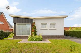Goedgelegen stevig gebouwde op te frissen woning in de Domien Veysstraat 35 te Vichte. Volledig onderkelderd: garage + extra aparte garage, en...