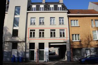 Mooi afgewerkt en lichtrijk appartement gelegen op de eerste verdieping in een verzorgd gebouw. Indeling als volgt; inkomhal, lumineuze leefruimte...