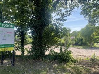 Residentieel gelegen bouwgrond In de wijk Bret-Gelieren, nabij Kattevenia en het ZOL.Dit bouwrijp perceel van 10a07ca en een straatbreedte van 18m...