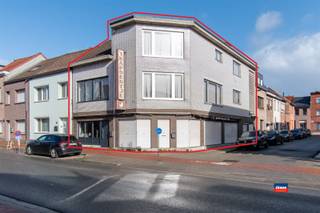 <p><span>HEMIKSEM | TWEE HANDELSHUIZEN GELEGEN OP DE VERBINDINGSAS ANTWERPEN - BOOM | TOTALE GRONDOPPERVLAKTE 207m² |</span></p><p><span>Kenmerken : </span></p><p><span>- Bouwjaar 1983 </span></p><p><span>- Degelijke betonconstructies</span></p><p><span>- Ruime garage achteraan (nr. 29)</span></p><p><span>- Huisnummer 27 momenteel verhuurd aan 830 EUR per maand</span></p><p><span>- Hoekligging !</span></p><p><span>- Algemene staat : Te renoveren</span></p><p><span> </span></p>