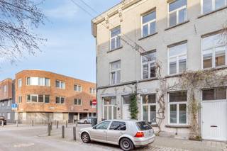 Lichtrijke woning met 4 à 5 slaapkamers, terras en ruime kelder.Indeling:Op het gelijkvloers bevinden zich de inkomhal, één slaapkamer, een...