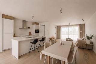 <p><span>Zeer goedgelegen, kwalitatieve moderne nieuwbouw gelegen in de Moorstraat te Sint-Eloois-Vijve.</span><br /><br /><span>Goedgelegen MODERNE kwalitatieve nieuwbouw, voorzien van de laatste technieken.</span><br /><span>INDELING: inkom, apart toilet, gezellige lichtrijke leefruimte met open geïnstalleerde keuken, berging en wasplaats, eventuele carport, en op het verdiep 3 slaapkamers en badkamer.</span><br /><br /><span>Voorzien van ZONNEPANELEN, vloerverwarming warmtepomp.</span><br /><br /><span>Info: emiel@immobeguin.be</span></p>