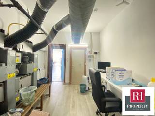 Op een uitstekende locatie, vlakbij het metrostation Pétillon en op slechts enkele minuten van Rond-Point-Montgomery, biedt Rh Property u...