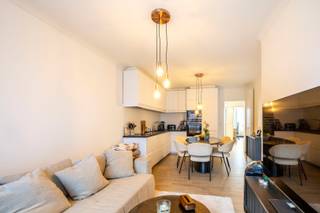 Trendy en instapklaar appartement met 2 slaapkamers, balkon en terras. <br />Op de tweede (bovenste) verdieping van een kleinschalige residentie aan de Lierse stadsrand.<br />Uitstekend gelegen, vlakbij openbaar vervoer, scholen, winkels en de ringweg. <br />Op een steenworp van de stadsvesten en op wandelafstand van de Grote Markt en het levendige stadscentrum.<br />Het appartement heeft volgende indeling: ruime inkomhal met maatwerkkast, open lichtrijke leefruimte met zicht aan de straatkant, volledig met merktoestellen geïnstalleerde open keuken, technische berging met aansluiting voor WM/DK en balkonnetje vooraan, apart toilet, comfortabele badkamer met lavabo en ruime inloop(regen)douche, inbouw vestiairekast, 2 volwaardige slaapkamers achteraan (master met toegang tot het terras). Het terras biedt optimale privacy en werd voorzien van een nuttige opbergkast. <br />Kenmerken <br />+ Volledig en vakkundig gerenoveerd in 2019
<br />+ Uitstekende locatie<br />+ Gunstige EPC-score (145 kWh/m² jaar) <br />+ Elektriciteit conform<br />+ Dak vernieuwd in 2025<br />+ Condensatieketel<br />+ Beperkte gemeenschappelijke kosten<br />+ Uitdovende huurovereenkomst <br />+ Ook interessant als investering<br />Bekijk dit leuke appartement alvast helemaal via onze 360° tour op www.avantivastgoed.be! <br />Geïnteresseerd in een bezoekje? Bel snel 0479 01 00 00 of mail naar info@avantivastgoed.be