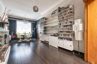 PRACHTIG TOWNHOUSE MET MODERNE INRICHTING IN SINT-NIKLAASDeze karaktervolle woning combineert klassieke architectuur met hedendaags wooncomfort en is centraal gelegen in Sint-Niklaas.De woning beschikt over 3 ruime slaapkamers en staat op een perceel van 452 m². De open leefruimte met houten vloer en originele stenen schouw zorgt voor een warme, sfeervolle uitstraling.De moderne keuken is stijlvol afgewerkt met zwarte accenten en een opvallende oranje tegelwand. Ook de 2 badkamers zijn comfortabel en eigentijds ingericht.Buiten is er een aangename tuin met extra mogelijkheden. Dankzij de combinatie van karakter, ruimte, moderne inrichting en centrale ligging is dit een bijzonder aantrekkelijke woning.