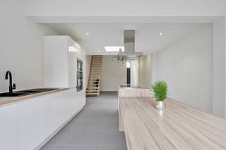 Ontdek deze volledig vernieuwde woning waar modern comfort, energie-efficiëntie en een slimme indeling perfect samenkomen.<br />Deze woning beschikt over een warmtepomp en zonnepalen, wat zorgt voor een laag energieverbruik.<br />Woonkamer met een open keuken, die een mooi uitzicht biedt op de groene tuin en rechtstreeks toegankelijk is door een groot schuifraam.<br />Deze mooie gerenoveerde energiezuinige woning is gelegen op de Krijgsbaan nummer 32, Temse.<br />Dit op een prima locatie, dichtbij de N16 voor snelle en gemakkelijke verplaatsing, ook een vlotte verbinding met het openbaar vervoer.<br />Perfecte instapklare woning met een 100% afgewerkt inter en exterieur zonder extra onvoorziene kosten.<br /><br />Voor verdere informatie of afspraken: 0484/696.494 of 0491/485.554 of via mail: fmrenovatie@gmail.com / fmrenovatie@winmail.be