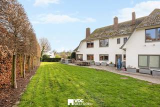 Op een uitzonderlijk perceel van 1.799 m² met prachtig uitzicht op de bloesemweide bevindt zich deze ruime villa met geïntegreerde praktijkruimte. Dankzij de aparte inkom, wachtzaal en ruime parkeergelegenheid is deze eigendom ideaal voor een vrij beroep, maar de praktijkruimte kan ook perfect worden ingericht als extra woonruimte, bureau of hobbyruimte.<br /><br />De woning beschikt over een lichtrijke leefruimte, meerdere ruime slaapkamers met eigen lavabo, een dressing, een zolder over de volledige woning en een gedeeltelijke kelder. De zonnige tuin met jacuzzi biedt alle rust en privacy.<br /><br />Qua comfort is de woning uitgerust met zonnepanelen met groenestroomcertificaten, een thuisbatterij, een warmtepomp met aircofunctie, alarmsysteem en camerabewaking. De elektrische installatie wordt bovendien conform gemaakt.<br /><br />Troeven:<br /><br />Perceel van 1.799 m²<br />Praktijkruimte met aparte inkom en wachtzaal<br />Ideaal voor wonen en werken<br />Ruime parkeergelegenheid<br />Zolder over de volledige woning<br />Gedeeltelijk onderkelderd<br />Zonnepanelen, thuisbatterij en warmtepomp<br />Jacuzzi<br />Elektriciteit conform<br /><br />Een veelzijdige eigendom met tal van mogelijkheden, gelegen op een rustige locatie met een uniek uitzicht.