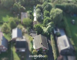 Goed gelegen, ruime open bebouwing met inkom, living, keuken, badkamer, toilet, 5 slaapkamers, wasplaats, garage, kelder en grote tuin met serres.<br />Stevige basis op een mooi perceel, ideaal als renovatieproject.<br /><br />Troeven:<br />- 5 slaapkamers waarvan 3 op het gelijkvloers<br />- zeer grote tuin biedt mogelijkheden voor een eventueel bijgebouw<br />- goeie ligging, vlakbij centrum Olsene met vlotte verbinding naar E17, openbaar vervoer en handelszaken.<br /><br />Benieuwd naar het potentieel van deze eigendom? Kom gerust langs. De prijs is bespreekbaar.<br />Graag mailen naar sylvie@immoroba.be of een seintje op 09/388.53.53.