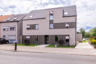 Stijlvol nieuwbouwappartement te huur in Tongerlo!<br /><br />In de Meulemanslaan 17 te Tongerlo bevindt zich dit kleinschalige nieuwbouwproject met slechts vijf appartementen, rustig gelegen met mooi zicht op het park.<br /><br />Het appartement combineert comfort en energiezuinigheid en beschikt over een lichtrijke leefruimte met open, volledig ingerichte keuken, slaapkamers, moderne badkamer, berging en apart toilet.<br /><br />Vanuit de leefruimte heb je toegang tot een ruim terras waar je in alle rust kan genieten van het groene uitzicht.<br /><br />Extra troeven zijn de privatieve berging en autostaanplaats.<br /><br />Kortom, een kwalitatief afgewerkt en instapklaar nieuwbouwappartement op een rustige ligging in Tongerlo.<br /><br />Vaste kosten: 95 euro: O<span>nderhoud tuin, gemene delen, elektriciteit en water gemene delen,…</span><br /><br />Bel ons op 014/95.37.50 of mail naar secretariaat@degroot-celen.be