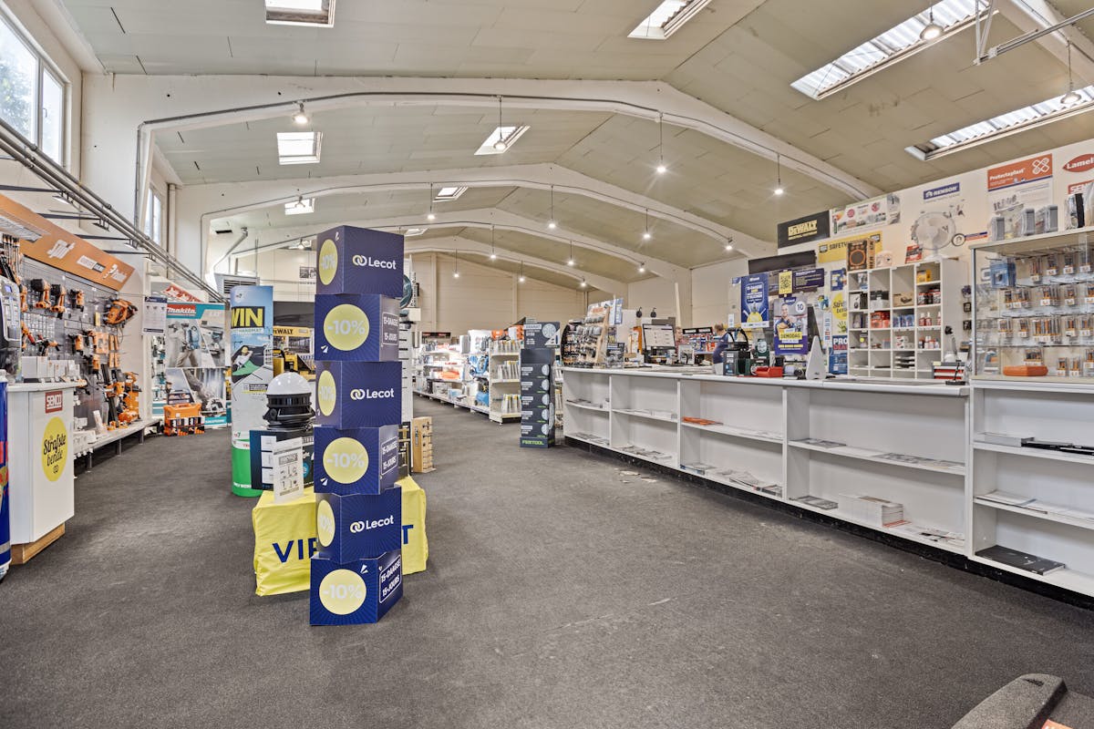 Centraal gelegen baanwinkel met parkeerplaatsen te Veurne . - foto 5