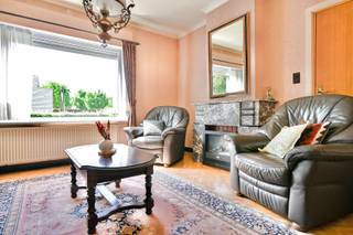 Deze karaktervolle woning straalt authenticiteit en charme uit vanaf het eerste moment. De gevel alleen al deed ons meteen verliefd worden. Een type woning dat je vaak terugvindt aan de Belgische kust, maar verrassend genoeg ook perfect tot zijn recht komt in het gezellige Wintam. Dankzij de mooie straatbreedte, de ruime oprit en de grote tuin geniet deze woning van een bijzonder aangename en open uitstraling.<br />Bij het binnenkomen word je verwelkomd in een mooie traphal met doorgang naar de leefruimte. De gezellige woonkamer sluit aan op de eetkamer, die uitgeeft op de keuken. De keuken biedt heel wat potentieel en kan volledig naar eigen smaak vernieuwd worden. Verder beschikt het gelijkvloers over een zeer ruime berging/wasplaats met apart toilet.<br />Extra troeven zijn zonder twijfel de gezellige veranda en de slaapkamer op het gelijkvloers, wat de woning ook praktisch maakt voor wie gelijkvloers wil wonen. Daarnaast is er een kelder aanwezig.<br />Op de verdieping bevinden zich drie volwaardige slaapkamers en een badkamer. Ook een zolder biedt nog extra opslagruimte.<br />Buiten geniet je van een ruime tuin en voldoende parkeergelegenheid op eigen terrein. De wagen parkeer je moeiteloos op de brede oprit of in de aanwezige garage.<br />Een woning met een warme uitstraling, authentieke elementen en enorm veel potentieel — ideaal voor wie houdt van karakter, ruimte en die typische charmante kuststijl.