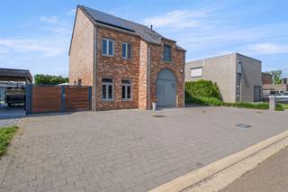 <p><span><strong>TE KOOP: Instapklare vrijstaande woning met 3 slaapkamers te Meldert!</strong></span><br /><span>In de Kruienstraat 27 te Meldert, deelgemeente van Lummen, vinden we deze verzorgde en instapklare vrijstaande woning terug. De woning is gelegen in een moderne, rustige en kindvriendelijke verkaveling en combineert een aangename woonomgeving met hedendaags wooncomfort.</span><br /><span>Binnenin geniet u van een ruime en lichtrijke woonkamer met aansluitend een open keuken met kookeiland. Dankzij de mooie afwerking, de airconditioning in de woonkamer en keuken, de aanwezige zonnepanelen en het gunstige EPC is deze woning helemaal klaar voor haar nieuwe eigenaars.</span><br /><span>Op de eerste verdieping bevinden zich drie slaapkamers, een badkamer en een praktische nachthal. De zolder, bereikbaar via een zolderluik, biedt extra bergruimte.</span><br /><span>Buiten beschikt de woning over een volledig omheinde, onderhoudsvriendelijke tuin met terras en tuinhuis. Aan de voorzijde is er een ruime oprit met voldoende parkeergelegenheid.</span><br /><span><strong>Ligging:</strong></span><br /><span>Op deze locatie woont u in een rustige en kindvriendelijke verkaveling in een fijne, moderne woonomgeving.</span><br /><span>De woning is gelegen in Meldert, een gezellige deelgemeente van Lummen, waar u geniet van een groen en residentieel karakter.</span><br /><span>Basisschool Domino Meldert bevindt zich op wandelafstand, wat deze ligging bijzonder interessant maakt voor jonge gezinnen.</span><br /><span>Ook het centrum van Lummen, supermarkten, horeca, openbaar vervoer en andere dagelijkse voorzieningen zijn vlot bereikbaar.</span><br /><span>Dankzij de goede verbinding richting Lummen, Diest, Hasselt en de autosnelwegen is dit bovendien een praktische uitvalsbasis voor woon-werkverkeer.</span><br /><span><strong>Indeling:</strong></span><br /><span>Gelijkvloers: Inkomhal, apart toilet, berging met inbouwkast, woonkamer, open keuken met kookeiland.</span><br /><span>Verdieping: Nachthal, badkamer en 3 slaapkamers.</span><br /><span>Zolder: Bereikbaar via zolderluik en ideaal als extra bergruimte.</span><br /><span>Tuin: Volledig omheinde, onderhoudsvriendelijke tuin met terras en tuinhuis.</span><br /><span><strong>Troeven:</strong></span><br /><span>- Vrijstaande woning in een moderne verkaveling</span><br /><span>- Instapklaar en verzorgd afgewerkt</span><br /><span>- 3 slaapkamers</span><br /><span>- Ruime en lichtrijke woonkamer</span><br /><span>- Open keuken met kookeiland</span><br /><span>- Airconditioning in woonkamer en keuken</span><br /><span>- Zonnepanelen aanwezig</span><br /><span>- Gunstig EPC</span><br /><span>- Alarm aanwezig</span><br /><span>- Ruime oprit met parkeergelegenheid</span><br /><span>- Volledig omheinde tuin met terras en tuinhuis</span><br /><span>- Rustige en kindvriendelijke ligging</span><br /><span>- School op wandelafstand</span><br /><span>- Vlotte verbinding richting Lummen, Diest, Hasselt en autosnelwegen</span><br /><span><strong>EPC B met certificaatnummer 20240415-0003208714-RES-2</strong></span><br /><span><strong>G-score: A</strong></span><br /><span><strong>P-score: A</strong></span><br /><span><strong>Stedenbouwkundige info: Stedenbouwkundige info: woongebied – bouwvergunning – geen voorkooprecht</strong></span></p>