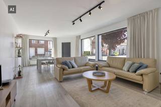Plan snel een bezoek!Een charmant huis met een bewoonbare oppervlakte van 150 m², gezellige tuin en garage, gelegen op een centrale ligging in Roeselare.De woning heeft volgende indeling:Gelijkvloers:- Leefruimte met een mooie boog die zorgt voor een open en aangename verbinding naar de keuken- Keuken- Toegang tot de gezellige tuin- Garage- Kelder- Ingerichte badkamer1ste verdiep:- 2 ruime slaapkamerZolderverdiep:Ruime zolder met tal van mogelijkhedenSpecifieke kenmerken:- Woning met veel charme- Bewoonbare oppervlakte van 150 m²- Garage en kelder aanwezig- Gezellige tuin- Centrale ligging in Roeselare, nabij winkels, scholen en openbaar vervoerBen jij op zoek naar een woning met charme op een toplocatie? Neem dan zeker contact op voor een bezoek. Zeker de moeite waard!Bestuursmaatregelen in het maatregelenregister: neeDeze AI-visualisaties zijn bedoeld als inspiratie. Er werd geen rekening gehouden met technische specificaties, stedenbouwkundige voorschriften of de concrete mogelijkheden tot realisatie.