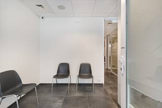 Instapklare handelsruimte te koop in het centrum van WaregemBent u op zoek naar een commerciële ruimte waar u meteen aan de slag kunt? Deze ruime...