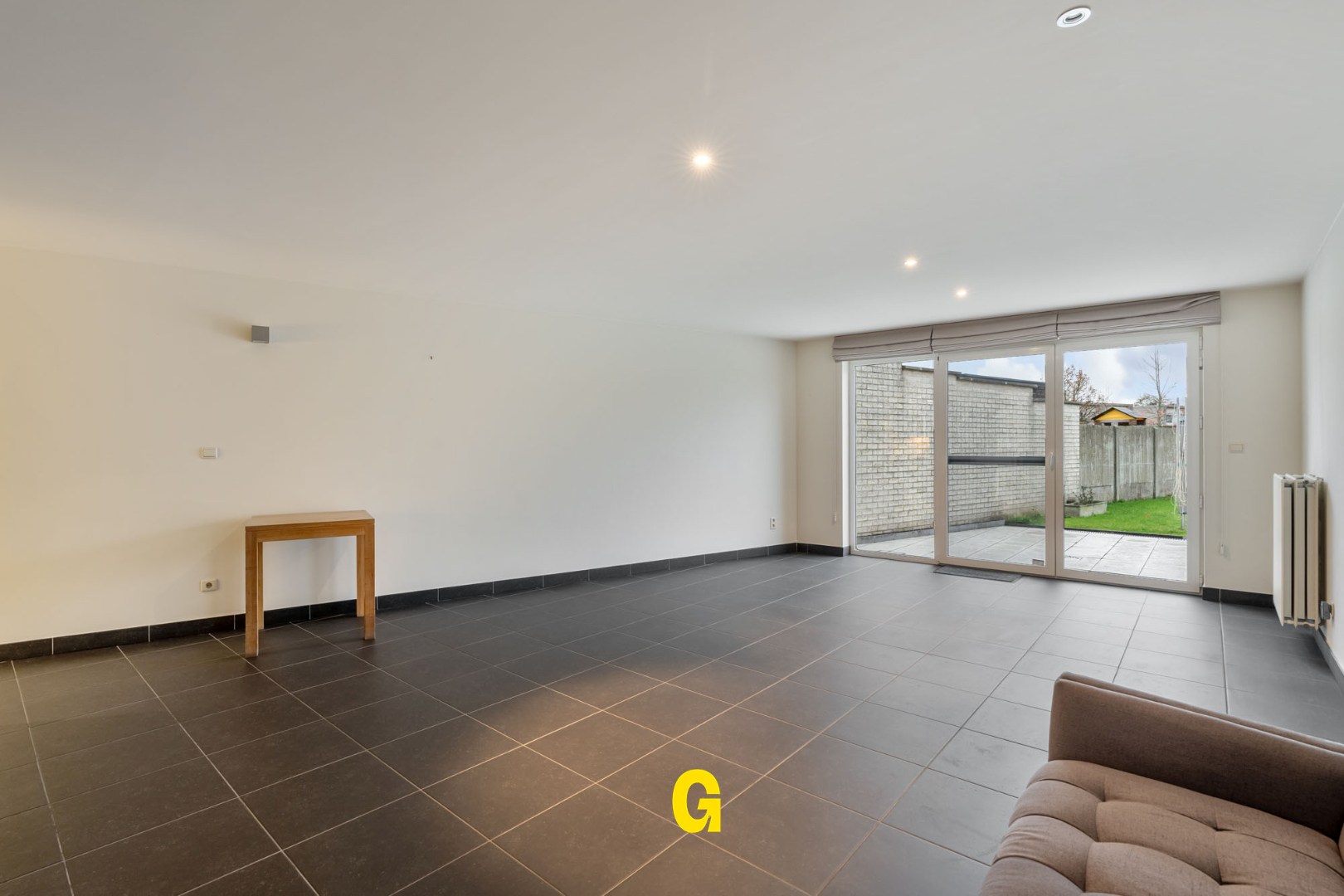 Degelijke instapklare rijwoning met drie slaapkamers, inpandige garage en tuin met terras vlakbij het centrum van Bilzen - foto 4