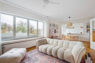 <p>We treffen dit schitterend gerenoveerde appartement (2022) op de tweede verdieping van een kleinschalig gebouw, op een boogscheut van het centrum van Kontich. Er werd een duidelijke nadruk gelegd op wooncomfort en mooie, warme materialen. We betreden het gebouw langs een mooie en verzorgde hal en begeven ons via de trap naar boven. Indeling appartement:</p>
<p>Knappe inkomhal op mooie visgraat, die we door het hele appartement terugvinden. Ruime ingemaakte vestiairekast/bergkast, waarin ook de aansluitingen voor was- en droogautomaat slim en onzichtbaar werden weggewerkt. De ruime woonkamer met open keuken (40m²!) baadt in daglicht dankzij grote raampartijen. De keuken werd trouwens volledig uitgerust. Aan de overkant van de hal ligt het gezellige overdekte terras. Achteraan het appartement vinden we twee heel grote kamers, een apart toilet en een mooie badkamer met inloopdouche.</p>
<p>De garagebox op de gelijkvloerse verdieping dient mee te worden aangekocht aan 30.000 euro.</p>
<p>Plannen en documentatie te vinden op www.reds.be. Het appartement zal beschikbaar zijn vanaf juli 2026. Voor meer informatie of een bezichtiging, neem gerust contact op met Daniël via mail (daniel@reds.be) of telefoon (0475.25.30.64). Dat mag trouwens ook ’s avonds of in het weekend !</p>