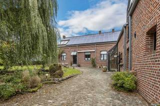 Voor meer info of een bezoek, bel 054 69 39 36 - Voor meer foto's, check www.topo-immo.be - Deze uiterst charmante hoeve werd in 2015...