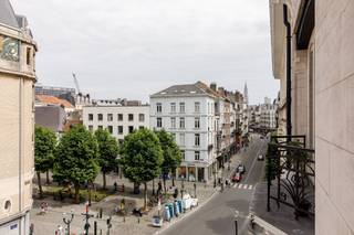 Stijlvol gerenoveerd appartement met authentieke elementen en balkons in de buurt Sint-KatelijneGelegen in het hart van één van de meest gegeerde en...
