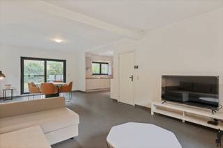 <strong>Instapklare villa met 3 ruime slaapkamers</strong> in een <strong>rustige, groene buurt</strong>, vlakbij het <strong>centrum van Heide <span>te huren voor 1 jaar vanaf 01/01/2027!</span></strong><br /><br />Deze villa, gelegen in een <strong>rustige, groene wijk</strong> en toch op <strong>wandelafstand van het centrum</strong> van Heide, het station, openbaar vervoer, winkels en scholen: <strong>rust en privacy</strong>, gecombineerd met alle voorzieningen binnen handbereik.<br /><br />Deze villa is voorzien van:<br />- <strong>Ruime inkomhal </strong><br />- Toilet met handenwasser<br />- <strong>Lichtrijke woonkamer</strong> met zicht op de groene, omheinde tuin<br />- <strong>Keuken</strong>, volledig uitgerust met alle nodige toestellen <br />- <strong>Drie ruime slaapkamers:</strong><br />Twee kamers zijn reeds<strong> voorzien van bedden en kasten<br /></strong>Slaapkamer 1: ca. 13 m²<br />Slaapkamer 2: ca. 12 m²<br />Slaapkamer 3: ca. 12 m²<br />-<strong> Praktische berging </strong>met <strong>extra kasten</strong> voor opbergruimte<br />- <strong>Garage met manuele poort</strong> en <strong>handige zolderverdieping</strong> voor extra opslag<br /><br />Tuin:<br />- <strong>Een volledig omheinde, groene tuin</strong><br /><br />Ligging:<br />- Slechts <strong>enkele minuten van het centrum van Heide</strong><br />- Dichtbij winkels, openbaar vervoer en scholen<br />- Meubels blijven staan<br /><br />Beschikbaarheid: 01/01/2027