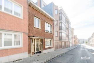 Op zoek naar een ruime gezinswoning met veel licht, comfortabele leefruimtes en een uitstekende ligging? Deze karaktervolle woning combineert een aangename indeling met maar liefst vijf slaapkamers, twee badkamers en een ruime binnenkoer die tal van mogelijkheden biedt.<br /><br />Met een oppervlakte van ongeveer 150 m² bestaat deze woning op het gelijkvloers uit een toilet en een ruime inkomhal die toegang geeft tot een grote, lichte leefruimte (woon- en eetkamer) met dubbel glas. U vindt er tevens een open Amerikaanse keuken, modern en volledig geïnstalleerd. Achter het huis ligt een grote binnenkoer die u de mogelijkheid biedt te genieten van een aangename buitenruimte, in te richten naar eigen wens.<br /><br />Een elegante trap leidt naar de eerste verdieping, bestaande uit twee ruime slaapkamers en een badkamer.<br /><br />Op de tweede verdieping geeft een ruime nachthal toegang tot drie extra slaapkamers en een tweede badkamer, waardoor de indeling zeer geschikt is voor een gezin en mooie leefruimtes biedt.<br /><br />Deze woning vormt een zeldzame kans voor een gezin dat op zoek is naar een ruime, lichte en functionele woning, maar ook voor een jong koppel dat wil genieten van een aangename leefomgeving en een gunstige ligging.<br /><br />