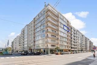 <p>Op de zesde verdieping van een verzorgd gebouw met lift, in de Koningsstraat pal in het centrum van Oostende, vindt u deze lichtrijke studio met terras. Strand, winkels en openbaar vervoer liggen op wandelafstand – een topligging die garant staat voor een sterke verhuurmarkt.</p>
<p>De studio (42 m²) omvat een leefruimte met grote raampartijen, een compacte keuken met toegang tot een zonnig terras (ca. 4 m²), een slaaphoek en een badkamer met douche, lavabo en toilet. Extra’s zijn de privatieve kelderberging en de gemeenschappelijke fietsenberging.</p>
<p>Met PVC-ramen, dubbele beglazing, condensatieverwarming en een conforme elektrische installatie is het pand energiezuinig. Het EPC-label B (118 kWh/m²) is een belangrijke meerwaarde voor zowel verhuur als doorverkoop.</p>
<p></p>
<p><strong>Troeven voor investeerders</strong></p>
<ul>
<li>
<p>Centrale ligging vlak bij strand, winkels en openbaar vervoer</p>
</li>
<li>
<p>Zonnig terras, ideaal voor huurders of tweede verblijf</p>
</li>
<li>
<p>Energiezuinig: EPC B (118 kWh/m²)</p>
</li>
<li>
<p>Lift aanwezig in het gebouw</p>
</li>
<li>
<p>Gemeenschappelijke fietsenberging + privatieve kelderberging</p>
</li>
<li>
<p>Hoge verhuurbaarheid en lage vaste kosten</p>
</li>
</ul>
<p>Een zorgeloze en rendabele investering in het bruisende centrum van Oostende.</p>