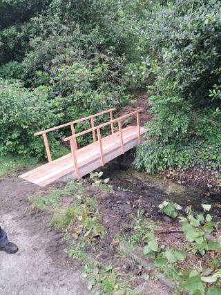 De grond biedt veel mogelijkheden voor tuinliefhebbers en gezinnen die op zoek zijn naar ruimte en privacy. Met een perceeloppervlakte van 1128.00 vierkante meter is er voldoende ruimte voor een mooie tuin, een terras en eventueel zelfs een zwembad of speeltoestellen voor de kinderen.<br /><br />De oriëntatie van de tuin op het zuiden zorgt ervoor dat je optimaal kunt genieten van de zon en het buitenleven. Of je nu wilt ontspannen in de zon, lekker wilt barbecueën of wilt tuinieren, deze tuin biedt alle mogelijkheden.<br /><br />De ligging van de woning in Heusden/Destelbergen is ideaal voor wie op zoek is naar rust en natuur, maar toch dicht bij alle voorzieningen wil zijn. Met een open bebouwing geniet je van alle vrijheid en privacy, terwijl je toch in de buurt bent van scholen, winkels en openbaar vervoer.<br /><br />Kortom, deze open bebouwing in Destelbergen met een perceeloppervlakte van 1128.00 vierkante meter en een zuidelijk georiënteerde tuin is de ideale plek voor wie op zoek is naar ruimte, privacy en een mooie omgeving.