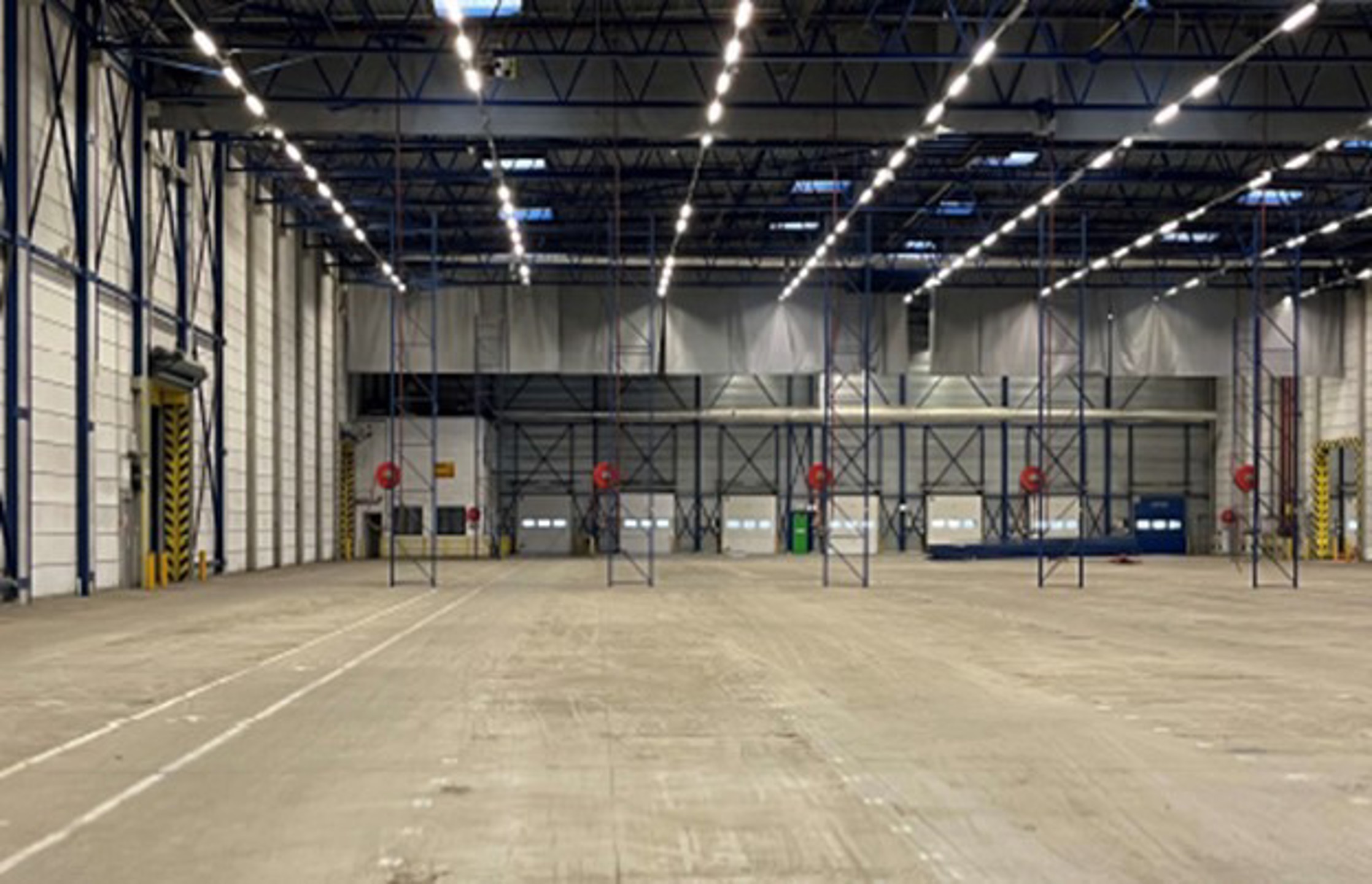 Magazijn 5.789m² met 6 laadkades en kantoor van 1.830m² met ruime parking te huur - foto 4
