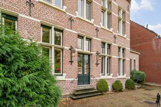 <p>Op <strong>top locatie gelegen historisch herenhuis</strong> pal in het <strong>centrum van Essen</strong> op een grond van <strong>ca. 2.129m²!</strong></p>
<p>Het herenhuis is gebouwd als pastorie in neogotische pastoriestijl van 1900-1903 door architect Louis Gife en behoort tot bouwkundig erfgoed.</p>
<p>Deze <strong>karaktervolle woning </strong>beschikt over maar liefst <strong>7 slaapkamers, 2 badkamers, </strong>warmtepompen en <strong>62 zonnepanelen mét certificaten!<br /></strong><br /><strong>Kelderverdieping:</strong><br />- <strong>Ruime kelder / technische ruimte </strong>voorzien van o.a. een <strong>waterverzachter</strong>, dubbele gas CV ketel met hoogrendement met 300 liter gasboiler (ca. 30 m²)<br />- <strong>Wijnkelder </strong>(ca. 15 m²)<br /><strong><br />Gelijkvloerse verdieping:</strong><br />- Ruime inkomhal met gastentoilet met handenwasser<br />- Bureau (ca. 12 m²)</p>
<p>- <strong>Zéér ruime living</strong> (ca. 53 m²) met <strong>veel lichtinval</strong>, <strong>grote raampartijen</strong>, openslaande deuren, open haard, hoge gerenoveerde plafonds (ca. 3,70 hoog), gerenoveerde<strong> houten rolluiken </strong>en<strong> kogelvrij dubbelglas</strong></p>
<p><strong>- Eethoek</strong> (ca. 22 m²)<br />-<strong> Keuken </strong>voorzien van<strong> alle toestellen</strong>: oven en dampkap (Siemens), vaatwasser (Zanussi), Quooker, dubbele wasbak en ingemaakte kasten, verwarmd op <strong>vloerverwarming</strong><br />- Bijkeuken<strong> </strong>(ca. 9 m²) met<strong> ingemaakte kasten</strong>, wasbak, <strong>verwarmd op vloerverwarming</strong><br />- <strong>Extra berging</strong> boven de keuken te bereiken via losse trap<br /><strong><br />Eerste verdieping:</strong><br /><strong>- Hoge plafonds! ca. 3,70 m hoog</strong></p>
<p>- Ruime / lichtrijke nachthal</p>
<p>- <strong>5 slaapkamers</strong>, met oppervlakten: <br />Slaapkamer 1: ca. 22 m², slaapkamer 2: ca. 21 m², slaapkamer 3: ca. 21 m², slaapkamer 4: ca. 11 m² en slaapkamer 5: ca. 5 m²</p>
<p>De binnenzijde van de ramen zijn voorzien van originele houten luiken.<br />- Badkamer met dubbele wastafel, bad, douche, toilet, handdoekdroger<strong><br /><br />Zolderverdieping:</strong><br /><strong>Studio</strong> met: Ruime leefruimte (ca. 29 m²) met keuken voorzien van inductie kookplaat en oven (Pelgrim), koelkast, Quooker<br />- 2 slaapkamers: Slaapkamer 6: ca. 19 m² en Slaapkamer 7: ca. 16 m², badkamer met dubbele wastafel, toilet, douche en aansluiting voor wasmachine en droger<strong><br />-Ruime dubbele bergzolder </strong>met een elektrische 100 liter boiler voor de badkamer</p>
<p><strong>Tuin met schuur</strong> (ca. 16 m²) en een (te renoveren) dubbele garage (ca. 29 m²) en patio <br />6 parkeerplaatsen en 2 parkeerplaatsen binnen!<br /><strong><br />Bijzonderheden:</strong><br />- <strong>Prachtige trappenhal </strong>(palmhout)</p>
<p>- Geïsoleerd dak en geheel voorzien van dubbel glas (ca. 90 ramen)<br />- <strong>Gerenoveerd in 2005</strong> – alles is vernieuwd met merbau hout (gevelreiniging, ramen, schilderwerken, dakgoten, riolering, keuken, badkamer, schuur..)<br />- <strong>62 zonnepanelen mét certificaten (nog 6 jaar), </strong>studio verwarmd met warmtepomp en aparte water en elektra meters mogelijk, EK conform, horren, beregeningssysteem met opgevangen hemelwater van dakgoten in put onder schuur, originele ijzeren hekwerken</p>
<p>Ligging: <strong>pal in het centrum van Essen,</strong> op <strong>5 minuten van de Nederlandse grens, dichtbij scholen HoReCa en openbaar vervoer.<br /><br /><span>Dit pand is vastgesteld in de inventaris als bouwkundig erfgoed</span><br /></strong></p>
<p></p>