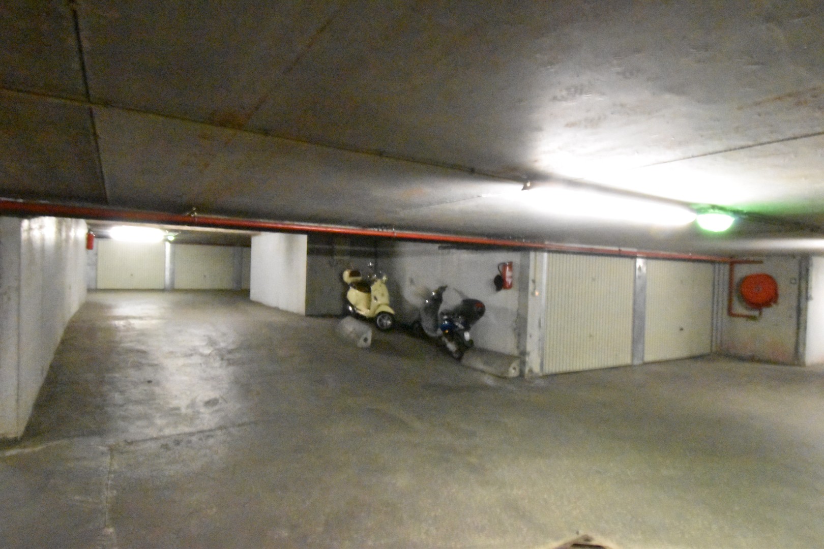 Gesloten garagebox op wandelafstand van de Zeedijk gelegen op de Jozef Nellenslaan. - foto 2