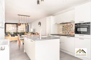 Dit gelijkvloers appartement is onderdeel van een recent complex, op een sympathieke plek in het centrum van Elversele. Bouwjaar 2022. Via je...