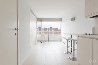 <p>Ben je op zoek naar een comfortabele en instapklare studentenstudio in Leuven? Dan is deze studio precies wat je zoekt. Gelegen op de vierde verdieping aan de achterzijde van het gebouw, geniet je van maximale rust en privacy met minimale passage van andere studenten.<br /><br />De residentie werd volledig gerenoveerd in 2017 en bevindt zich aan de rustige zijde van de Kapucijnenvoer, terwijl campussen, winkels, openbaar vervoer en ontspanningsmogelijkheden zich allemaal op wandel- of fietsafstand bevinden. Dankzij de bushalte om de hoek en de overdekte fietsenstalling is pendelen of verplaatsen bovendien erg eenvoudig.<br /><br />De studio zelf is slim en efficiënt ingedeeld, zodat je alle nodige comfort binnen handbereik hebt. Er is een ingebouwd inklapbed, een volledig uitgeruste keuken en een aparte badkamer met douche, lavabo en wc. Dankzij deze doordachte inrichting kan je hier aangenaam wonen en studeren zonder ruimteverlies.<br /><br />De studio wordt gemeubeld verhuurd, waardoor je meteen zorgeloos kan intrekken. Kortom, deze studio combineert een rustige ligging met een praktische inrichting en een ideale bereikbaarheid in hartje Leuven.<br /><br />Interesse? Neem snel contact op voor meer informatie of een bezoek ter plaatse.</p>